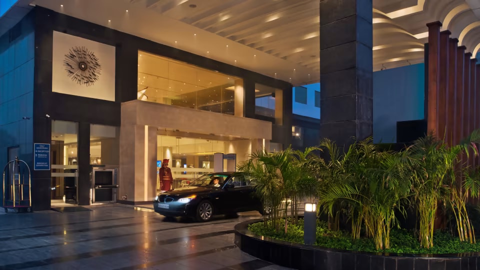 CRYSTAL SAROVAR PORTICO - Agra photo 2