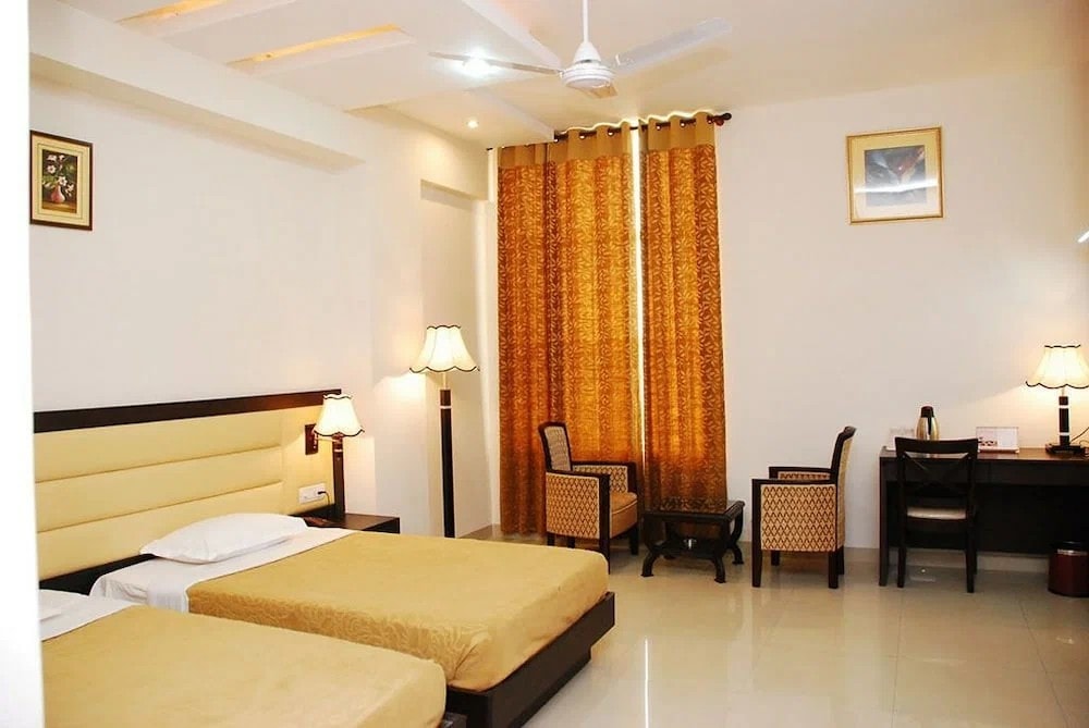 Hotel Parwanoo Heights photo 2