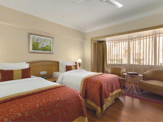 Ramada Plaza by Wyndham Palm Grove photo 2